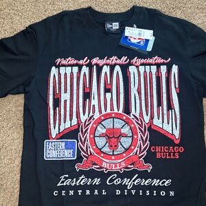 New Era Black Chicago Bulls Red & White Graphic Tee